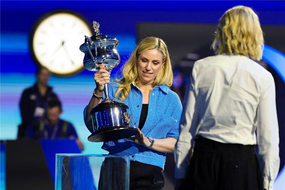 Vor den Frauen-Halbfinals brachte Angelique Kerber den Siegerpokal in die Rod Laver Arena.Frank Molter/dpa