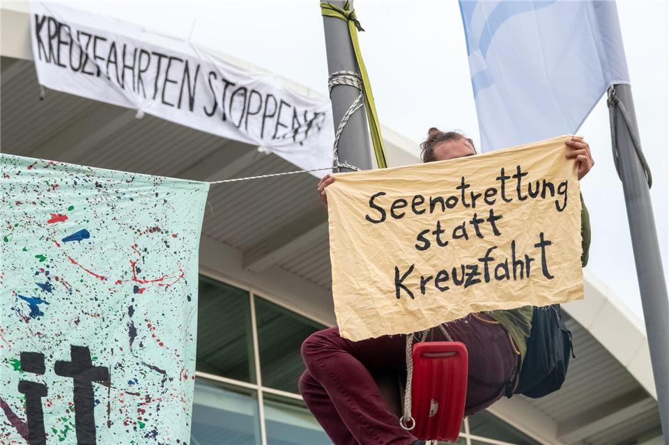 Vor den Hamburger Messehallen haben Aktivisten gegen die Kreuzfahrt protestiert. Bodo Marks/dpa