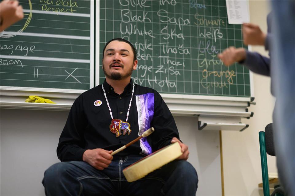 Vor den Karl-May-Festtagen besucht ein echter Lakota ausgewählte sächsische Grundschulen. Robert Michael/dpa
