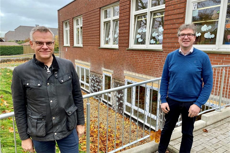 Vor den Kellerräumen wurde der Boden abgetragen, damit die Räume mehr Licht bekommen und im Notfall ein einfacher Fluchtweg bereit stünde. Zufrieden über den laufenden Umbau zeigte sich Rektor Thomas Schlüter (rechts) und Stefan Bröker von der Verwaltung. 