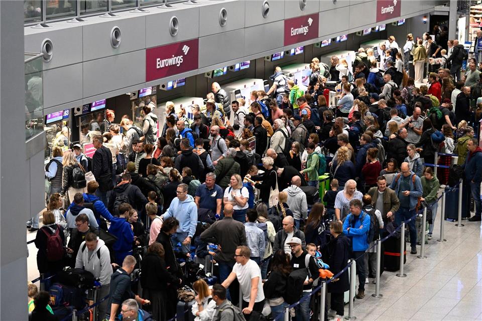 Vor den Schaltern bilden sich Schlangen - Chaos gibt es aber nicht.Roberto Pfeil/dpa