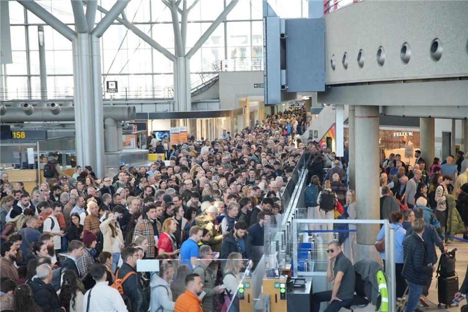 Vor den Sicherheitskontrollen warteten Hunderte MenschenEnrique Kaczor/onw-images/dpa