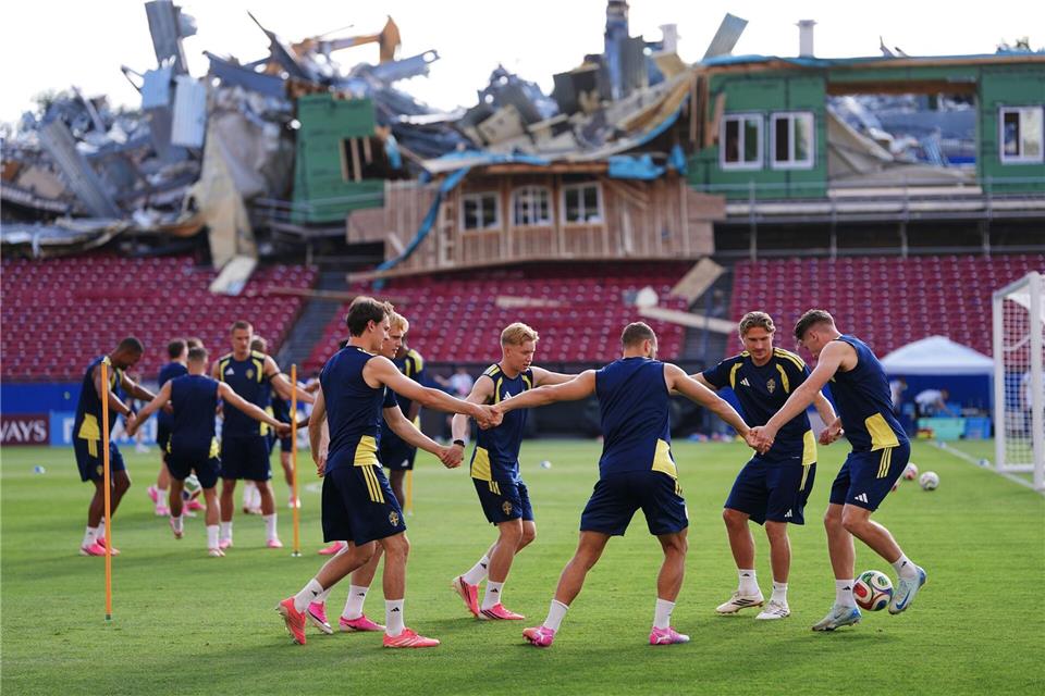 Vor den Trümmern konnte die schwedische Nationalmannschaft weitertrainieren. Julio Cortez/AP/dpa