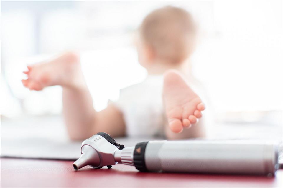 Vor den Untersuchungsterminen bekommen die Eltern einen Brief. (Symbolfoto)Friso Gentsch/dpa