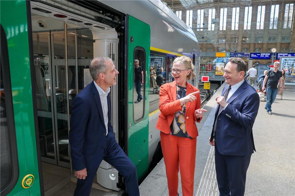 Vor der Abfahrt nach Chemnitz: Der Konzernbevollmächtigte der Deutschen Bahn für die Region Südost, Martin Walden, Sachsens Infrastrukturministerin Regina Kraushaar (CDU) und Ulrich Lange (CSU), Parlamentarischer Staatssekretär beim Bundesminister für Verkehr, im Leipziger Hauptbahnhof. Jan Woitas/dpa
