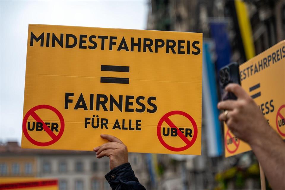 Vor der Allgemeinverfügung hatte es Proteste von Taxifahrern gegeben. (Archivbild)Leonie Asendorpf/dpa