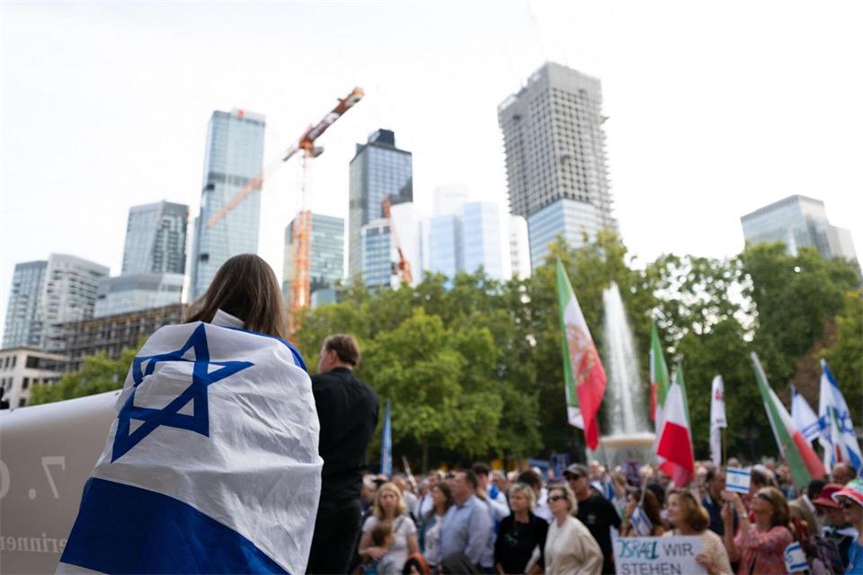Vor der Alten Oper im Herzen Frankfurts kamen die Teilnehmer einer pro-israelischen Kundgebung zusammen. Florian Wiegand/dpa