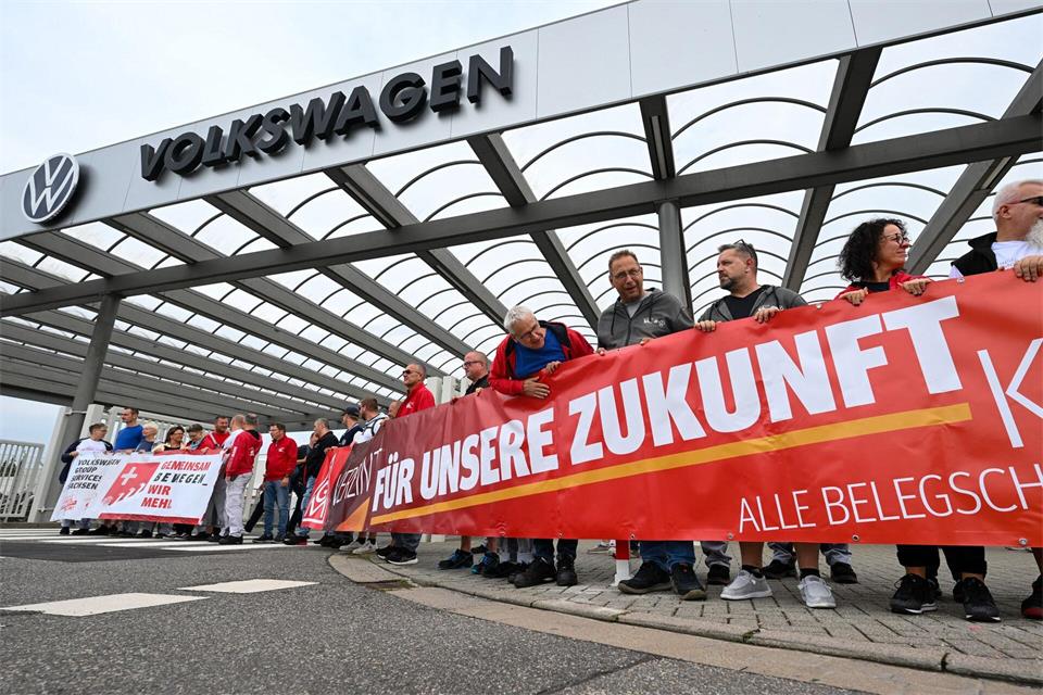 Vor der Betriebsversammlung von VW in Zwickau demonstrieren Beschäftigte am Werkstor.Hendrik Schmidt/dpa
