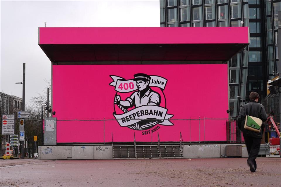 Vor der Bühne auf dem Spielbudenplatz steigt die Auftaktparty zu 400 Jahren Reeperbahn. (Archivbild) Marcus Brandt/dpa