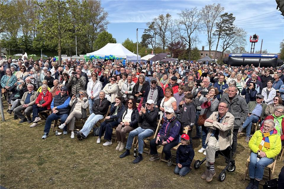 Vor der Bühne, den einzelnen Firmen, an Ständen: Überall war am Sonntag richtig viel los. Tausende Menschen zog es bei bestem Wetter nach Burlo zum Gewerbetag.