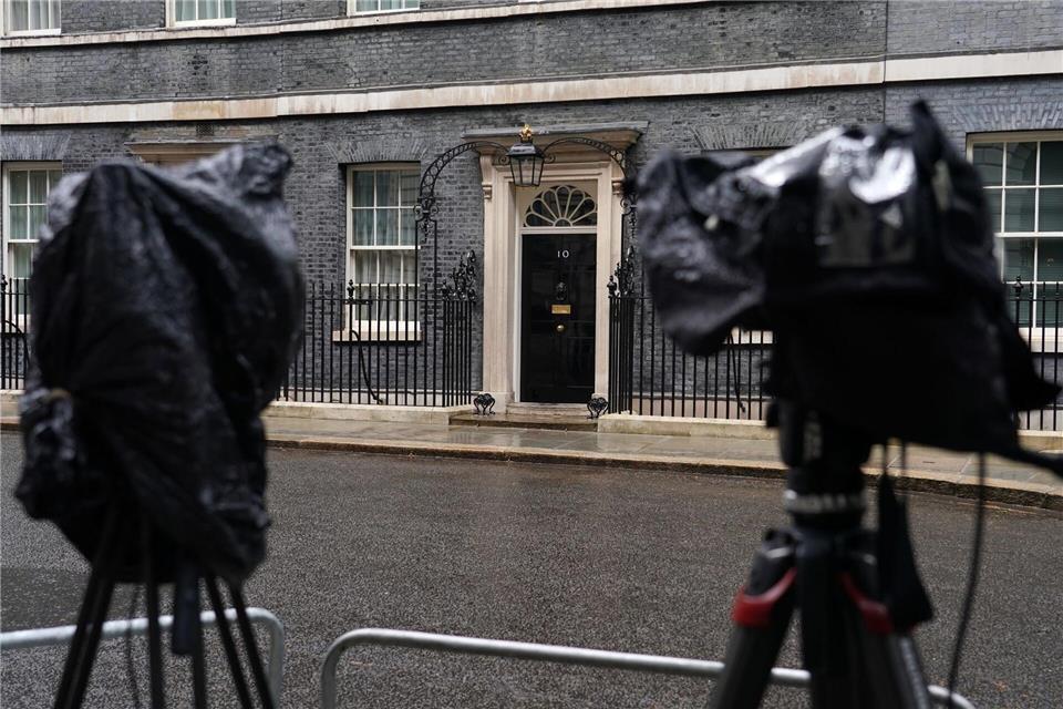 Vor der Downing Street wird auf eine Entscheidung gewartet. Alberto Pezzali/AP/dpa