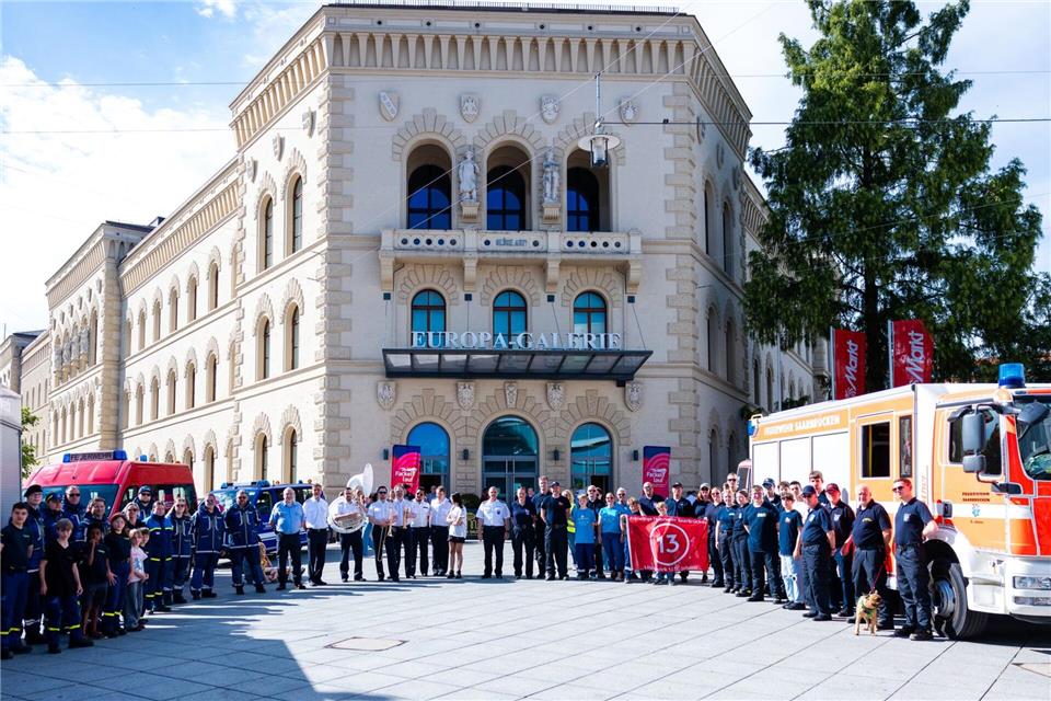 Vor der EUROPA-Galerie haben sich Einsatzkräfte des THW, der Freiwilligen Feuerwehr Saarbrücken-Alt-Saarbrücken (LB 11) und Saarbrücken-St. Johann (LB 13) sowie die Big Band der Polizei des Saarlandes versammelt.Laszlo Pinter/dpa