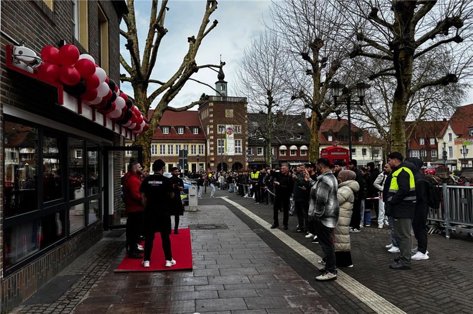 Vor der Eröffnung bildete eine sich lange Schlange von Wartenden vor dem Döner-Imbiss, der zur Eröffnung mit einem Döner für einen Cent in den sozialen Medien warb.