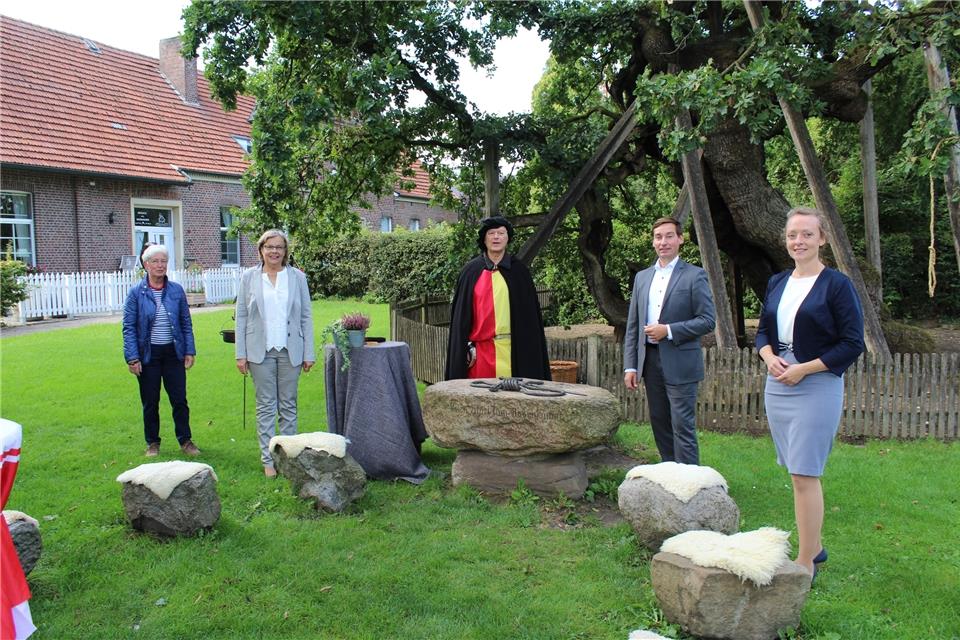 Vor der Femeiche (v. li.): Ursula Großewilde, SPD-Bürgermeisterkandidatin Elke Rybarczyk, Walter Großewilde, Sebastian Hartmann, SPD-Landesvorsitzender und SPD-Landratskandidatin Nadine Heselhaus.