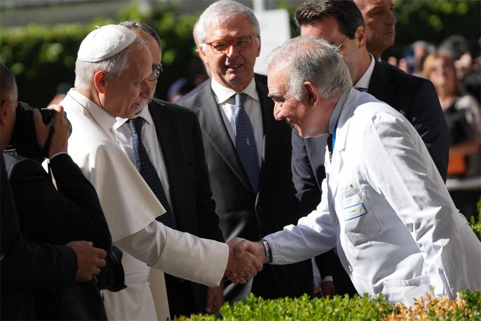 Vor der Gemelli-Klinik wurde Leo vom medizinischen Direktor Andrea Cambieri (rechts) empfangenGregorio Borgia/AP/dpa