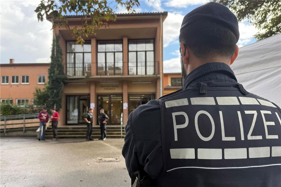 Vor der Halle in Tübingen stehen Einsatzkräfte, die Zugänge sind abgesperrt. David Nau/dpa