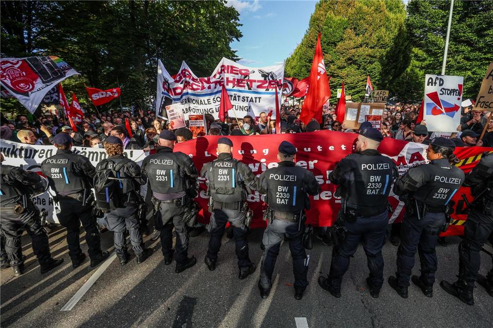 Vor der Halle protestierten mehr als tausend Menschen gegen die Veranstaltung - unter strenger Beobachtung der Polizei. (Archivbild)Christoph Schmidt/dpa
