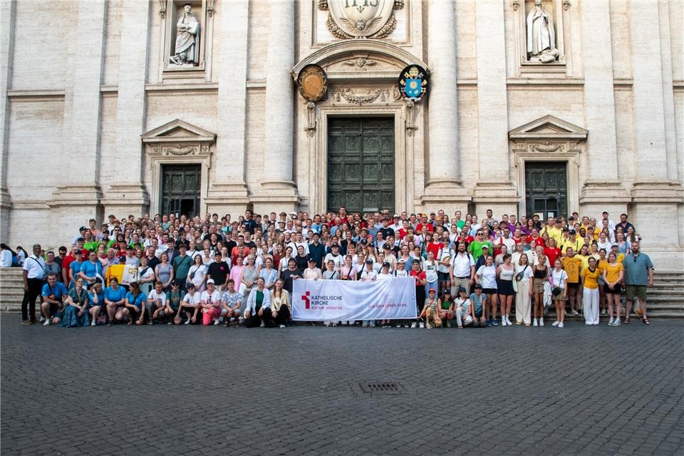 Vor der Kirche Il Gesù in Rom stellten sich die Messdiener aus dem Bistum Münster für ein Gruppenfoto auf. Foto: Bischöfliche Pressestelle/Ladermann