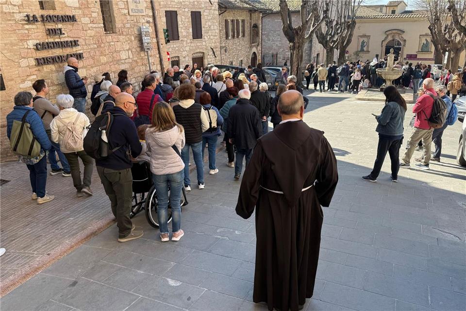 Der erste Internet-Heilige: Carlo Acutis Vor der Kirche Santa Maria Maggiore gibt es immer wieder lange Schlangen. (Archivbild)Christoph Sator/dpa