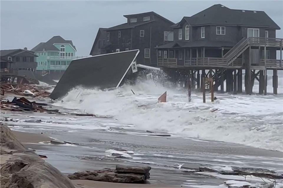 Vor der Küste des Bundesstaates North Carolina stürzten bei hoher Brandung fünf unbewohnte Häuser ins Meer.Heather Jennette/Heather Jennette/AP/dpa