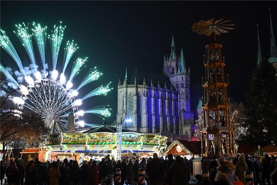 Vor der Kulisse von Dom und Severikirche hat am Dienstag der Erfurter Weihnachtsmarkt geöffnet.Martin Schutt/dpa
