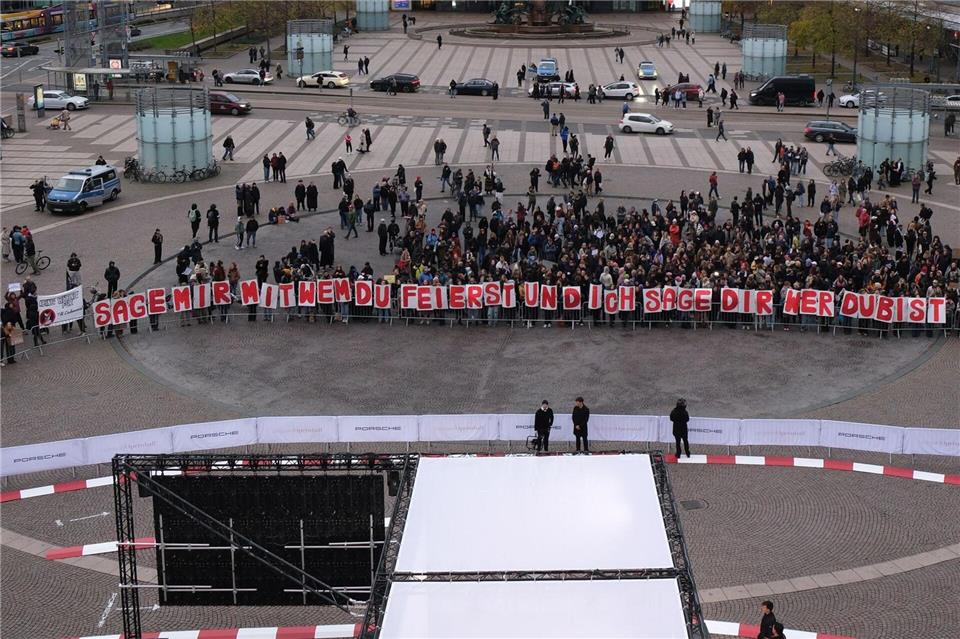 Proteste wegen Lindemann-Einladung zu Leipziger Opernball Vor der Leipziger Oper haben mehrere Menschen gegen die Einladung von Rammstein-Sänger Till Lindemann zum Opernball demonstriert.Sebastian Willnow/dpa