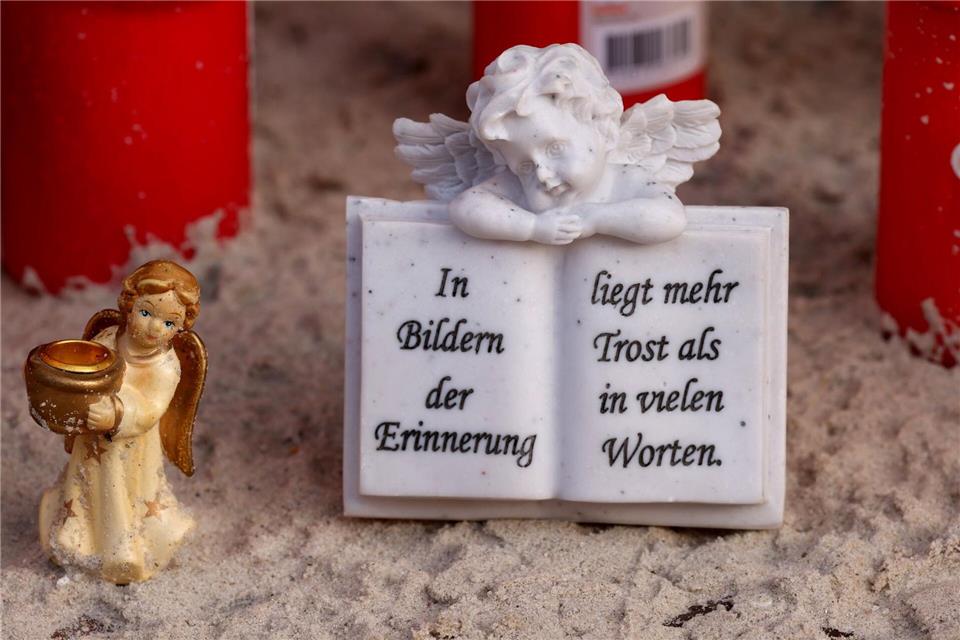 Vor der Marienkirche Güstrow wurden Grablichter und Grabengel für den getöteten Fabian aufgestellt. (Archivbild)Bernd Wüstneck/dpa