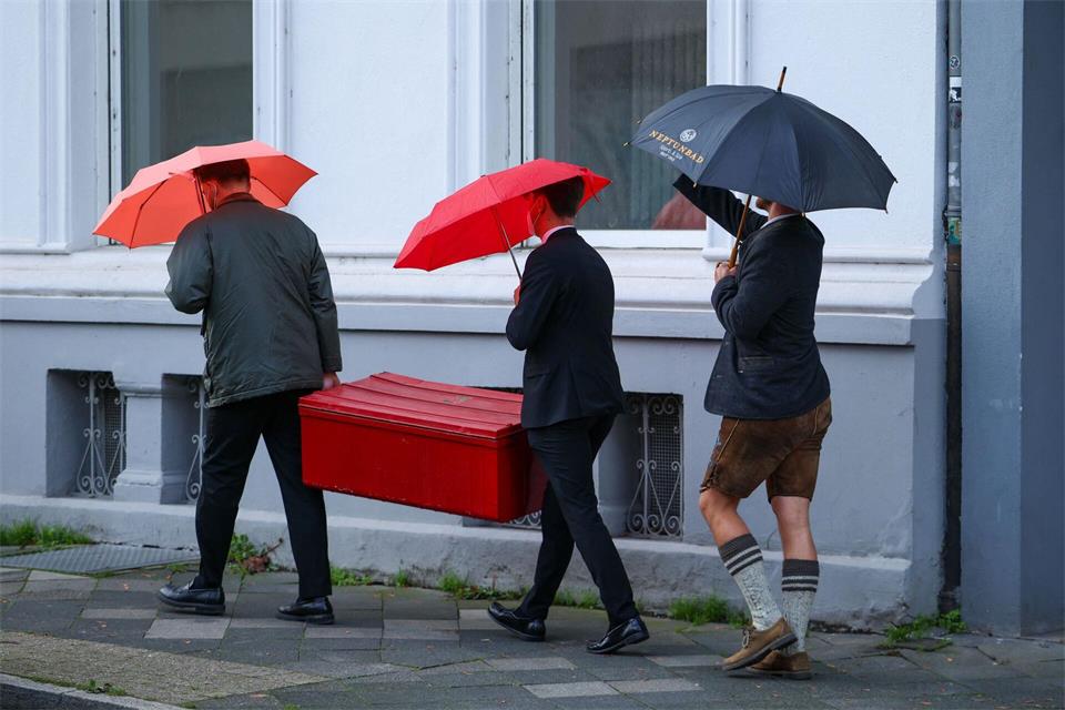Vor der Mensur betraten mehrere Menschen das Verbindungshaus, auch mit Material.Christoph Reichwein/dpa