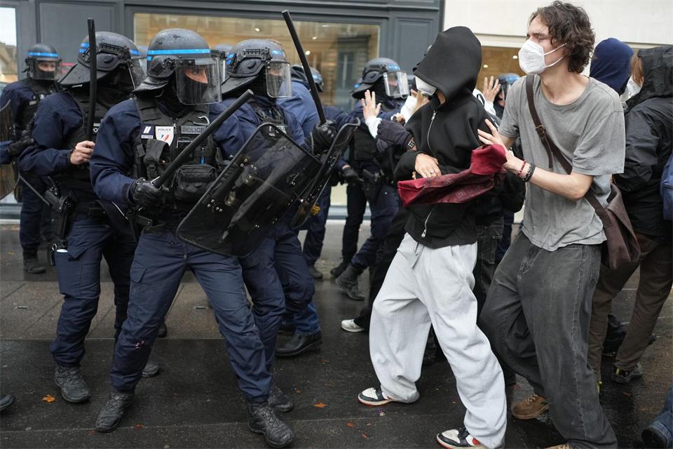 Vor der Pariser Elitehochschule Sciences Po gerieten Studenten und Polizisten aneinander.Thibault Camus/AP/dpa