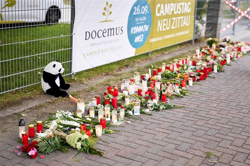 Vor der Schule wurden Kerzen und Blumen niedergelegt.Michael Ukas/dpa