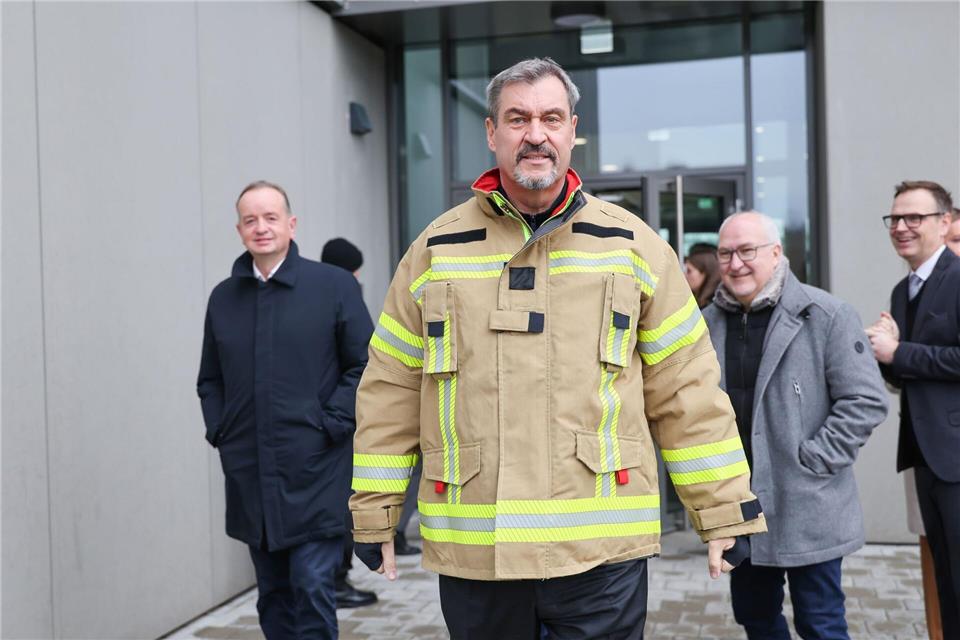 Vor der Sitzung des Kabinetts besuchte Ministerpräsident Söder die neue Integrierten Leitstelle für die Landkreise Ansbach und Neustadt/Aisch - natürlich thematisch passend in einer Feuerwehrjacke.  Daniel Löb/dpa