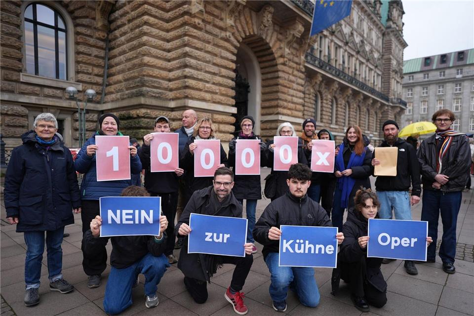 Vor der Sitzung wurden 10.000 Unterschriften gegen die neue Oper überreicht.Marcus Brandt/dpa