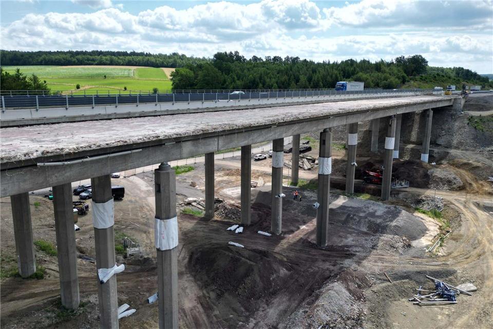 Vor der Sprengung wurden Geländer und Teile des Asphalts bereits entfernt. Nun wird die erste Brückenhälfte gesprengt. (Archivbild)Autobahn GmbH des Bundes/dpa