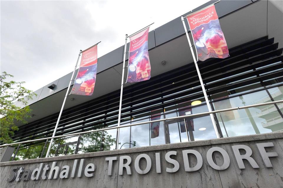 Vor der Stadthalle in Troisdorf wurde ein Rettungssanitäter angegriffen und sehr schwer verletzt. (Symbolfoto)Rolf Vennenbernd/dpa