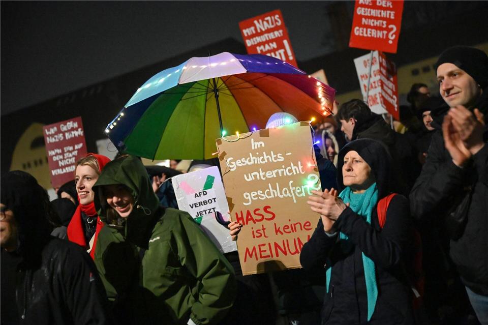 Vor der Tür protestierten Demonstranten gegen die AfD-Teilnahme.Katharina Kausche/dpa