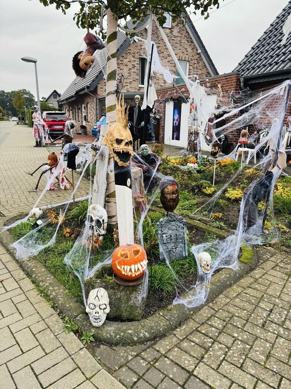 Vor der Tür von Bianca Boyer in Ramsdorf spukt es in diesem Jahr wieder. Laut Bo...