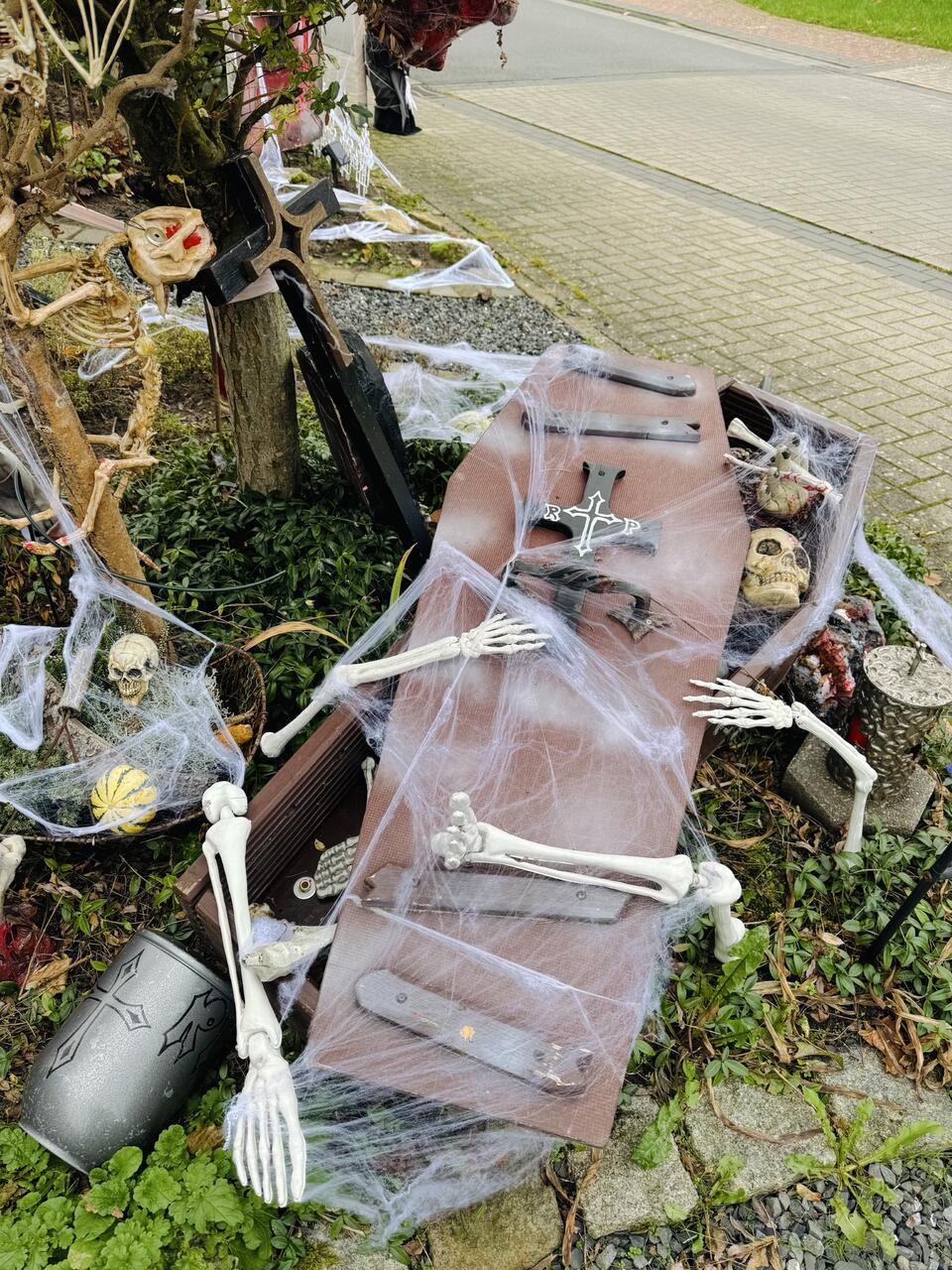 Vor der Tür von Bianca Boyer in Ramsdorf spukt es in diesem Jahr wieder. Laut Bo...