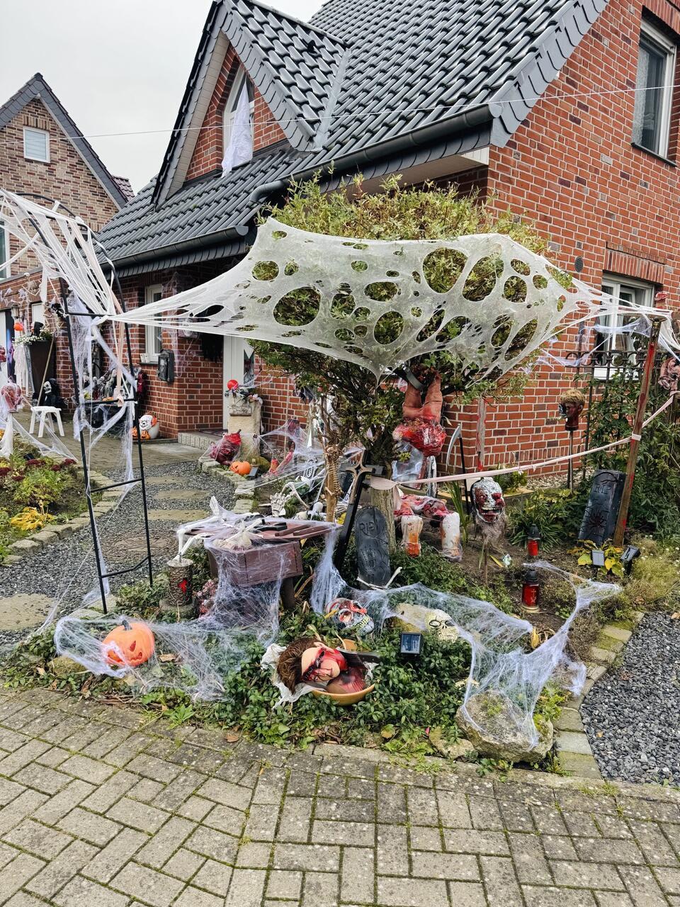 Vor der Tür von Bianca Boyer in Ramsdorf spukt es in diesem Jahr wieder. Laut Bo...