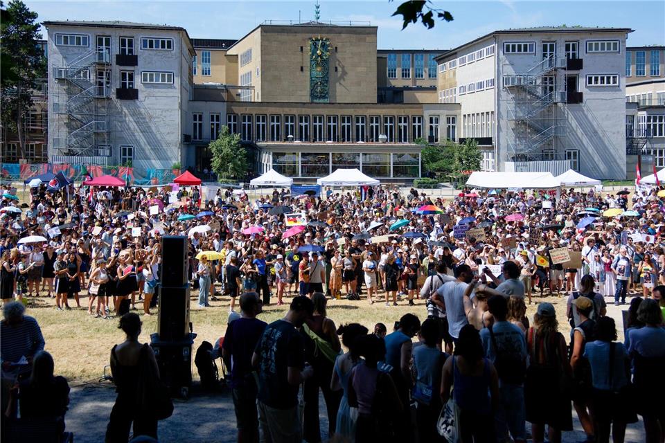 Vor der Universität Köln demonstrieren Studenten gegen einen Auftritt von Bundeskanzler Friedrich Merz (CDU). Henning Kaiser/dpa