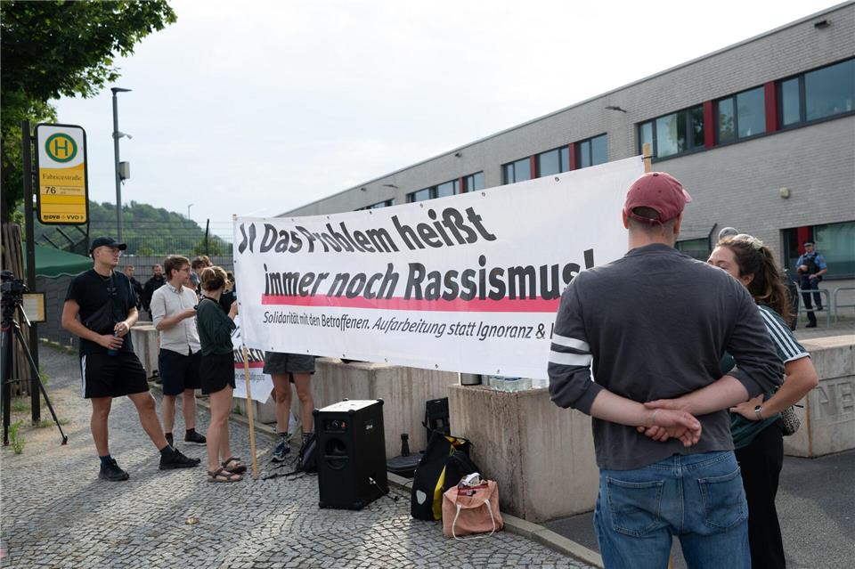 Vor der Urteilsverkündung gegen Susann E. demonstrierten etwa zwei Dutzend Menschen gegen Rechtsextremismus. Sebastian Kahnert/dpa
