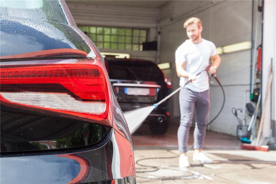 Vor der Waschanlage ist eine gründliche Vorwäsche mit viel Wasser wichtig, um Sandpartikel zu entfernen.Christin Klose/dpa-tmn