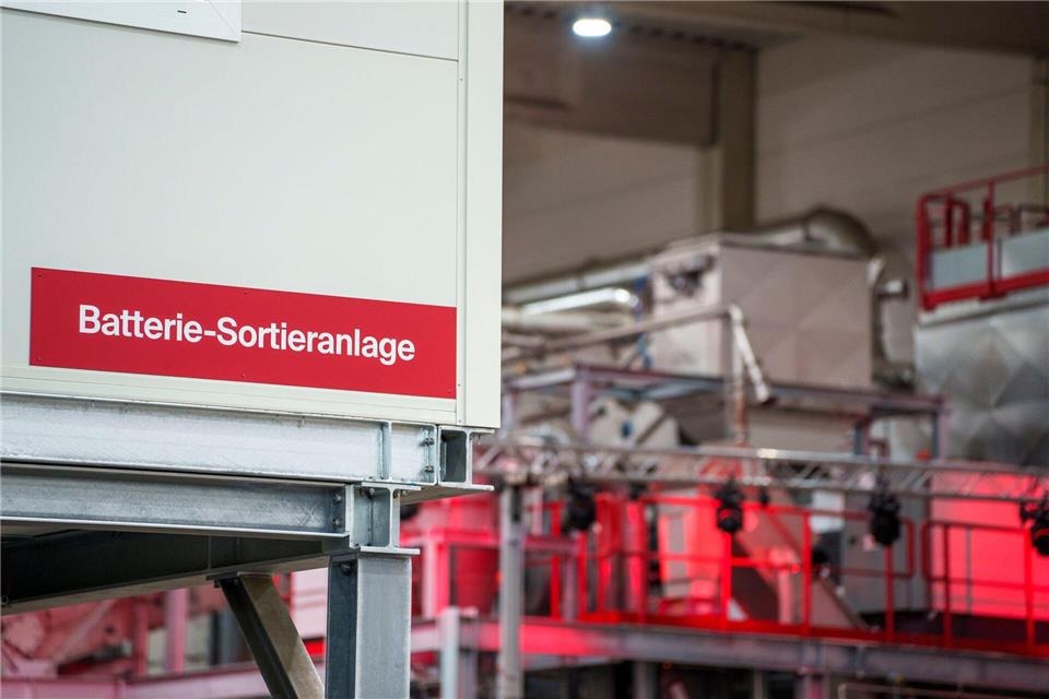 Vor der Wiederverwertung werden die Batterien sortiert.Andreas Arnold/dpa