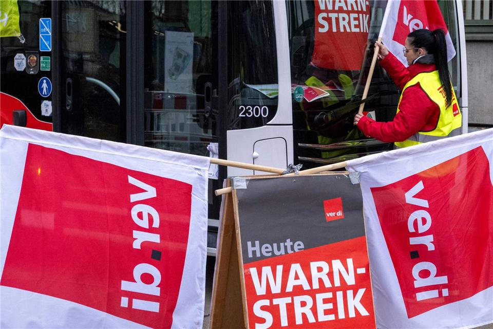 Vor der erneuten Tarifrunde am 15. April gibt es in Bayern wieder Warnstreiks im öffentlichen Nahverkehr. (Archivbild)Stefan Puchner/dpa