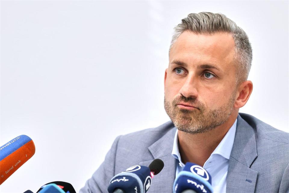 Vor der ersten Landtagssitzung des neu gewählten Landtags in Magdeburg verteidigt AfD-Spitzenkandidat Ulrich Siegmund eine mögliche Doppelrolle seines Parteikollegen Tobias Rausch als Landtagspräsident und Generalsekretär. (Archivbild)Jan Woitas/dpa