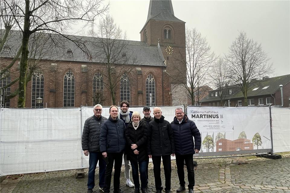 Vor der künftigen Baustelle des Pfarrheims (v. l.): Arthur Vinken, Pfarrer Dr. Fabian Tilling, David Neuhann, Andrea Wachtmeister, Heinz Nienhaus, Georg Badurczyk und Bürgermeister Martin Tesing.