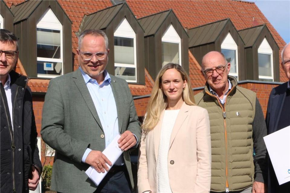 Vor der neuen Heimat der Berufsintegrationsförderung der Kreishandwerkerschaft (v.l.): Bürgermeister Berthold Dittmann (stellv. Vorsitzender Stiftung Maria-Hilf), Thomas Kerkhoff (Hauptgeschäftsführer KH Borken), Janine Tenbrock (Bereichsleitung Berufsintegrationsförderung KH Borken), Mathias Redders (Kuratorium Stiftung Maria-Hilf) und Helmut Könning (Vorsitzender Kuratorium Stiftung Maria-Hilf).