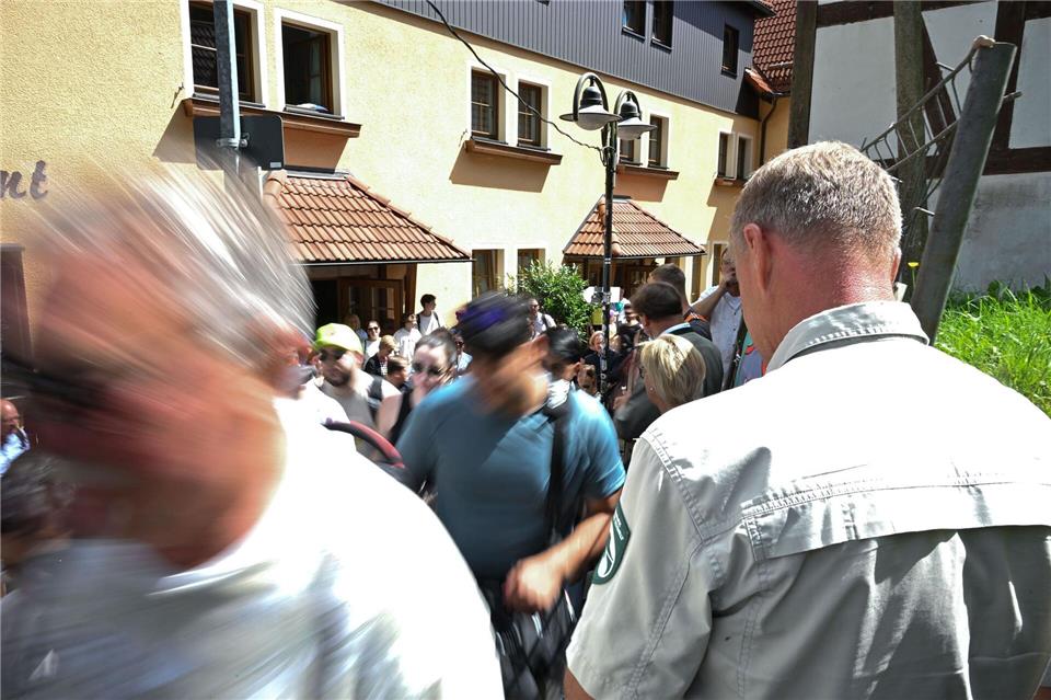 Vor der offiziellen Wiedereröffnung hatte sich eine lange Schlange vor dem Zugang zum Basteiweg gebildet.Katharina Kausche/dpa