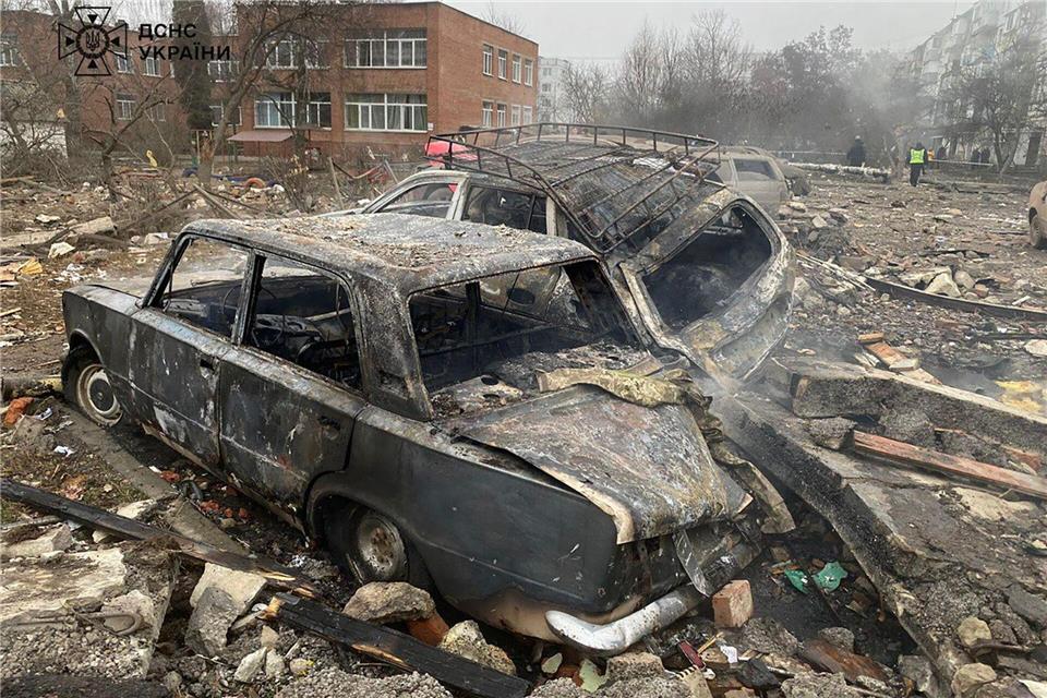 Vor der von Moskau und Kiew mit unterschiedlichem Beginn angekündigten Waffenruhe beklagt die Ukraine mehrere Tote bei russischen Angriffen. (Archivbild)Uncredited/Ukrainian Emergency Service/AP/dpa