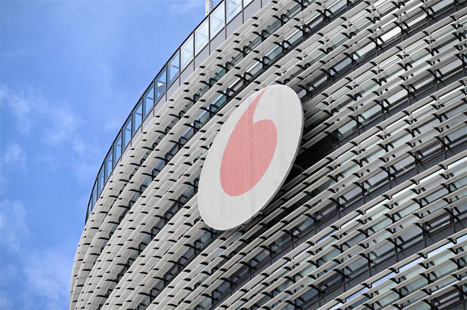 Vor deutschen Gerichten gibt es mehrere Klagen gegen den Telekommunikationsanbieter Vodafone im Zusammenhang mit einseitigen Vertragsänderungen. (Archivbild)Federico Gambarini/dpa