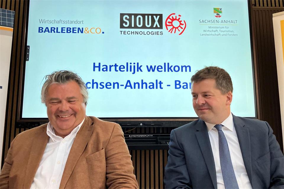 Vor drei Jahren verkündeten der damalige Geschäftsführer von Sioux Technologies, Leon Giesen (links), und der damalige Wirtschaftsminister von Sachsen-Anhalt, Sven Schulze (CDU), die Ansiedlung des High-Tech-Unternehmens. (Archivbild) Simon Kremer/dpa